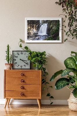 Moosbild lebend Wasserfall von Bäumen umgeben