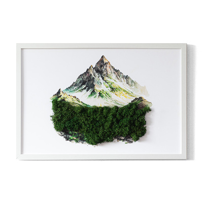 Moosbild Die Spitze des Berges über dem Wald