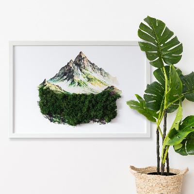 Moosbild Die Spitze des Berges über dem Wald