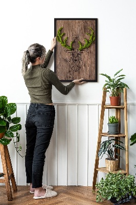 Moosbild lebend Hirschkopf auf einem hölzernen Hintergrund