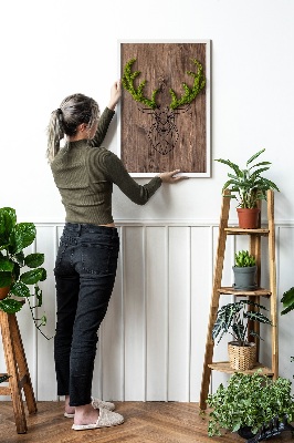 Moosbild lebend Hirschkopf auf einem hölzernen Hintergrund
