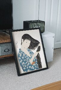 Poster Retro-Wohnzimmer Frau im blauen Kämmen Haar