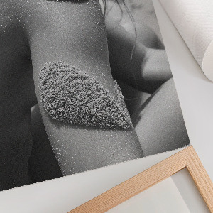 Poster Kunstdruck „Frau mit Sand”