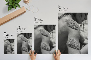 Poster Kunstdruck „Frau mit Sand”