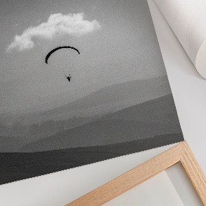 Kunstdruck auf Leinwand mit Gleitschirmfliegen in den Bergen