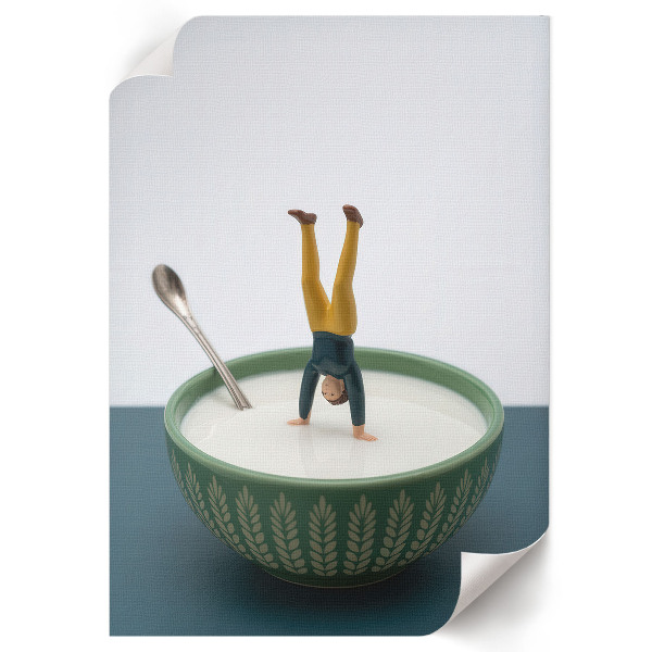 Poster kunstdruck Figur auf Milch