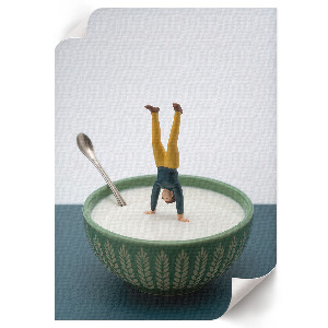Kunstdruck-Poster mit Figur auf Milch