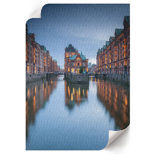 Poster auf Leinwand mit Darstellung einer Stadt am Abend