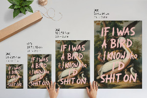 Poster auf Leinwand mit Vogelmotiv und Schriftzug