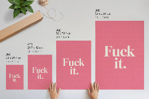 Kunstdruckposter mit dem Schriftzug „Scheiß drauf“