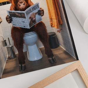 Bilderposter mit Motiv eines Büffels in der Toilette