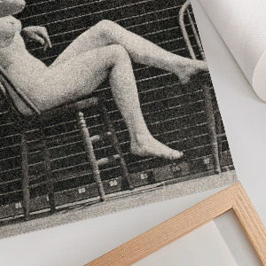Wandposter mit einer sitzenden, nackten Frau