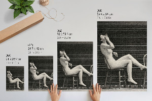 Wandposter mit einer sitzenden, nackten Frau