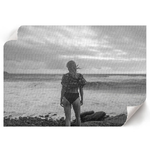 Poster mit Bild einer Frau am Wasser