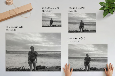 Poster mit Bild einer Frau am Wasser