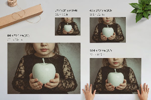 Poster druck Mädchen mit einem Apfel