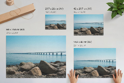 Poster mit Druckmotiv einer Küstenbrücke