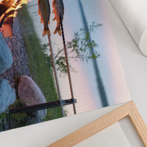 Poster mit Bild eines Lagerfeuers am See