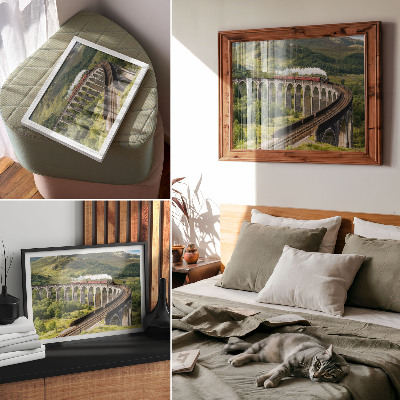Wandposter mit Motiv eines Zuges auf einem Viadukt