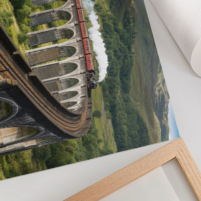 Wandposter mit Motiv eines Zuges auf einem Viadukt